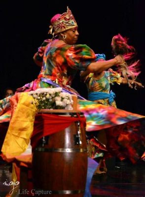 Kulu Ségu -  Afro-Cuban rhythms intertwine with melancholic West African melodies in this masterpiece by Ali Farka Touré and Toumani Diabaté.